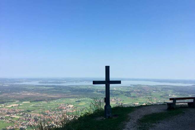 Ausblick von der Schnappenkirche auf den Chiemsee