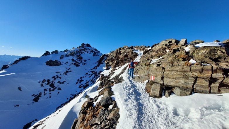 Bis zur kleinen Scharte vor der Sonnenspitze sind es nur 200 m. Der Start zur Abfahrt dort hat sich allgemein etabliert.