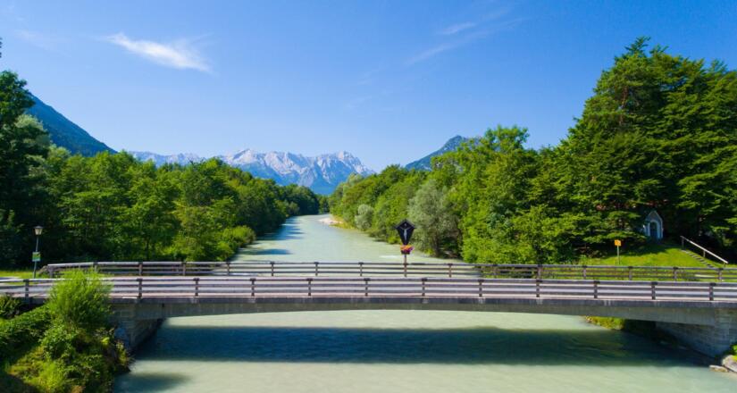 Die Loisachbrücke am Ferienhaus Hofer