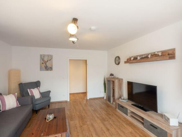 wohnzimmer_mit_blick_auf_flur