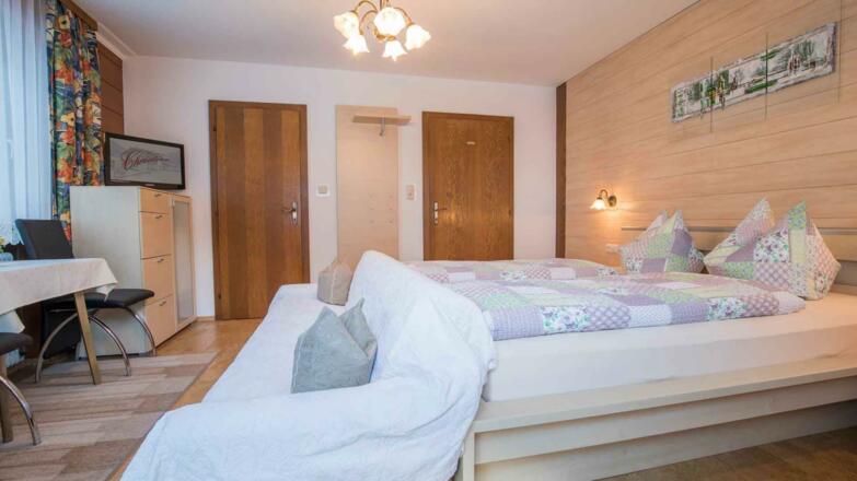 Schlafzimmer mit DU/WC