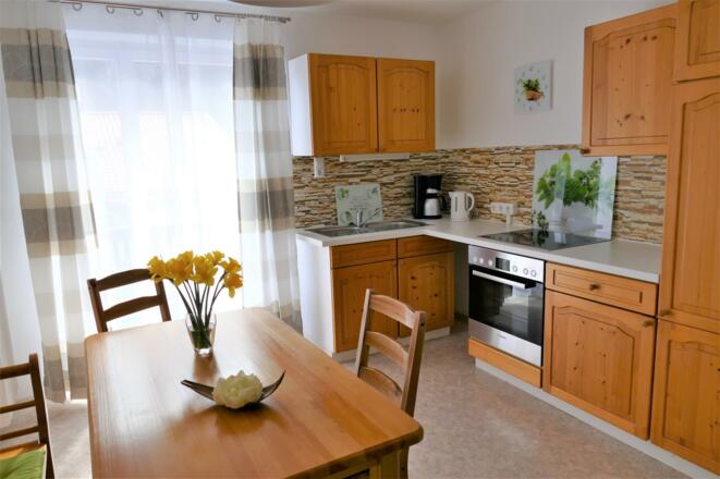 Küche mit gemütlicher Essecke u Balkon Whng 2