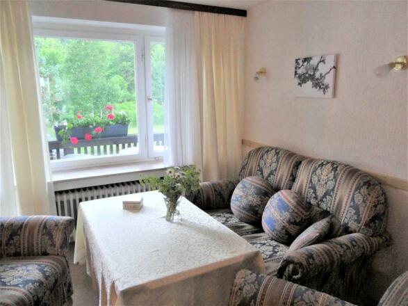 Wohnzimmer mit Südbalkon Whng 3