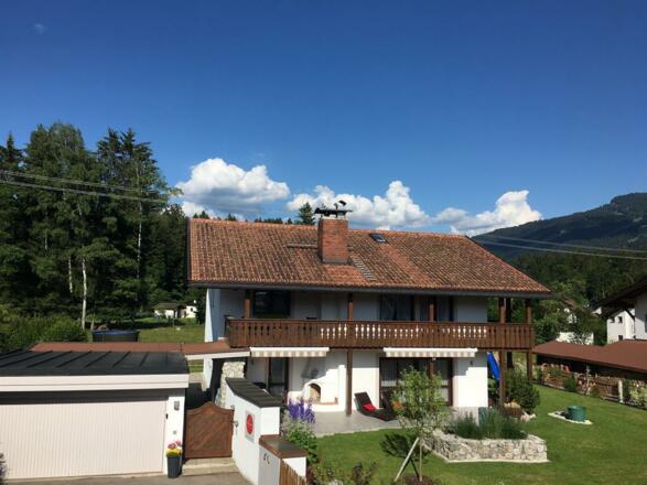 Seitenansicht mit Doppelgarage