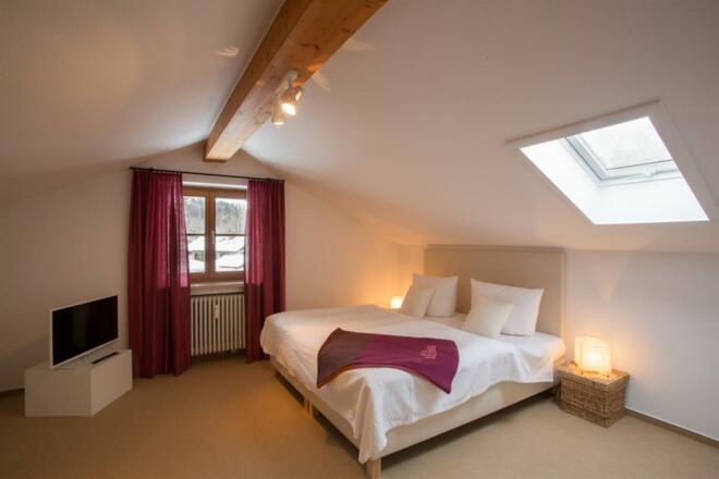 Schlafzimmer groß mit TV