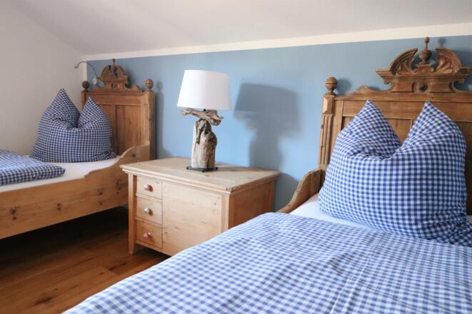 Kleines Zimmer mit zwei Einzelbetten