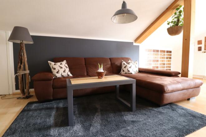 Wohnzimmer mit gemütlicher Eckcouch