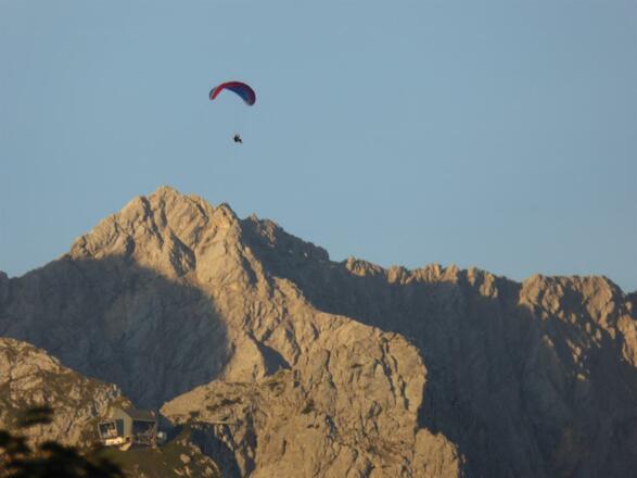 Paragleiter über Bergkulisse