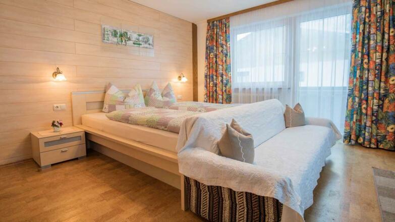 Schlafzimmer mit DU/WC