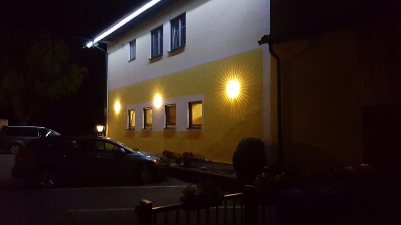 Gasthof bei Nacht