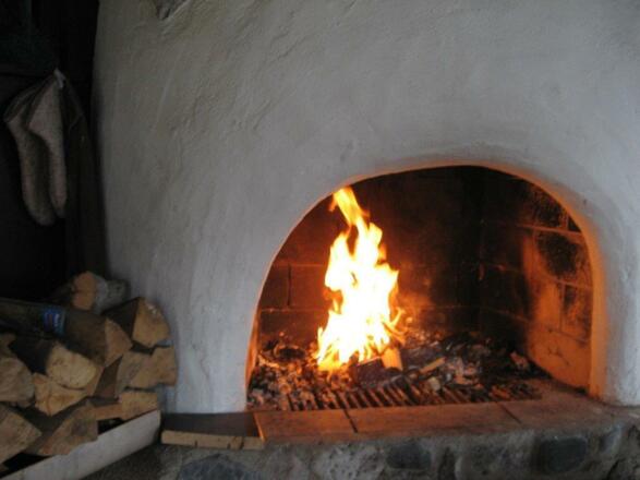 Ein offener Kamin und Grill lädt ein