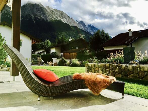 Blick von Terrasse auf die Berge