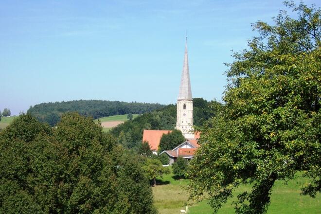 Blick auf die Wallfahrtskirche Taubenbach