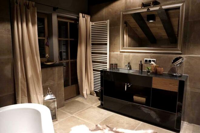 Badezimmer mit freistehender Badewanne