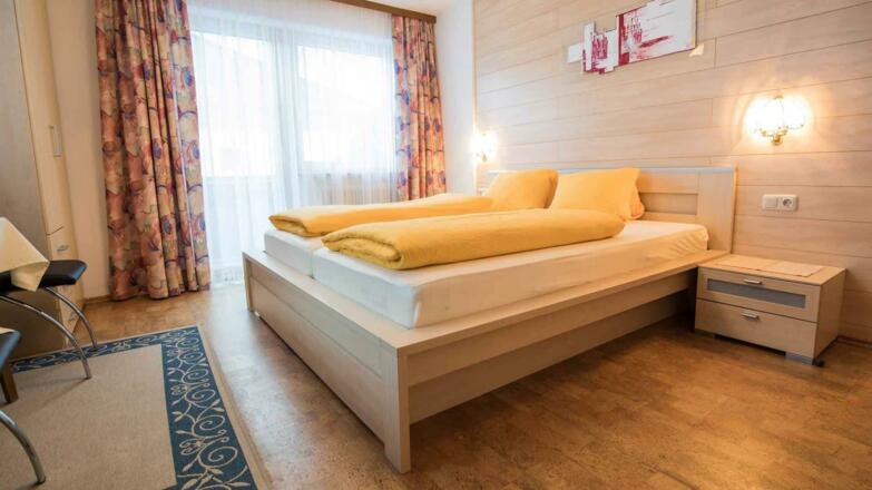 Schlafzimmer mit DU/WC