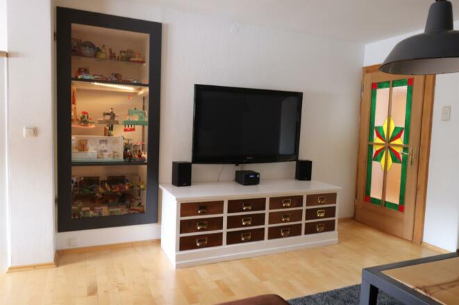 Fernseher mit Schaukasten