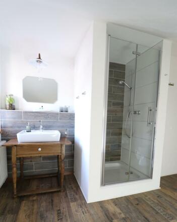 Dusche mit Waschtisch