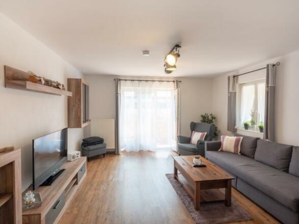 wohnzimmer_ansicht_mit_blick_auf_balkon