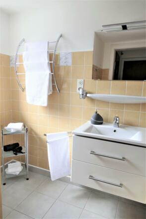 Tageslichtbad m Dusche u Badewanne Whng 2