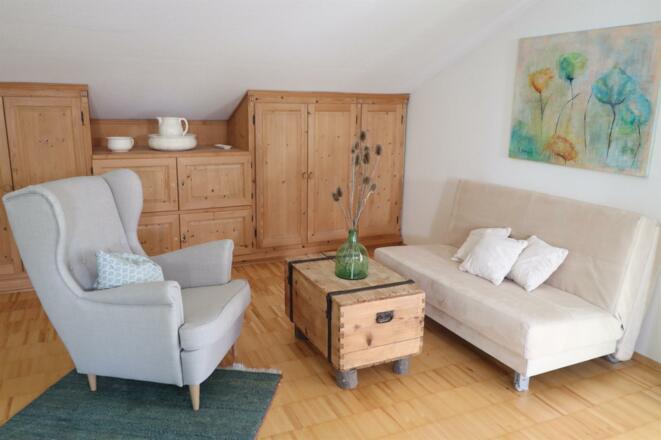 Gemütliche Sitzgruppe im großen Schlafzimmer