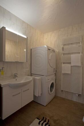 Badezimmer mit Waschmaschine