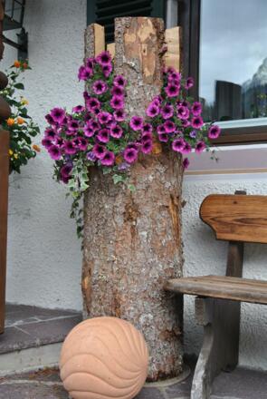 Baumstamm mit Blumen