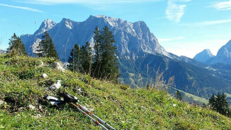 Blick von der Tuftl Alm auf die Zugspitze