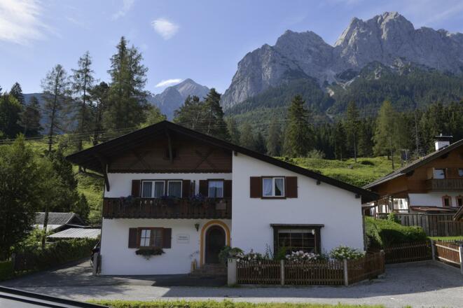 Gästehaus mit Bergblick
