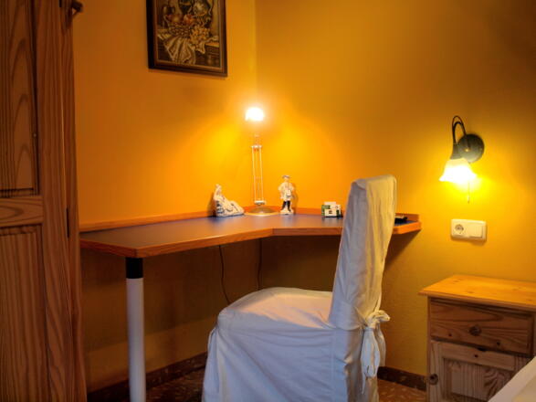 Zimmer mit Schreibtisch