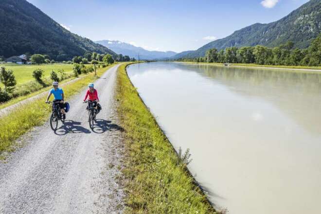 Radfahrer im Inntal auf dem Innradweg Ost