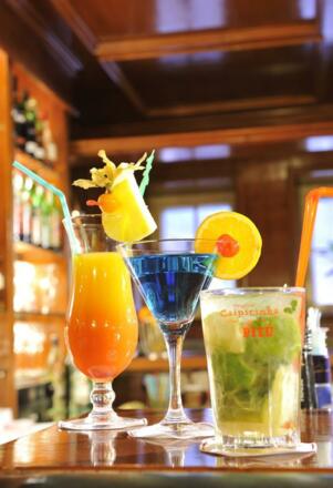 Waxenstein Bar Bunte Cocktails Ausschnitt