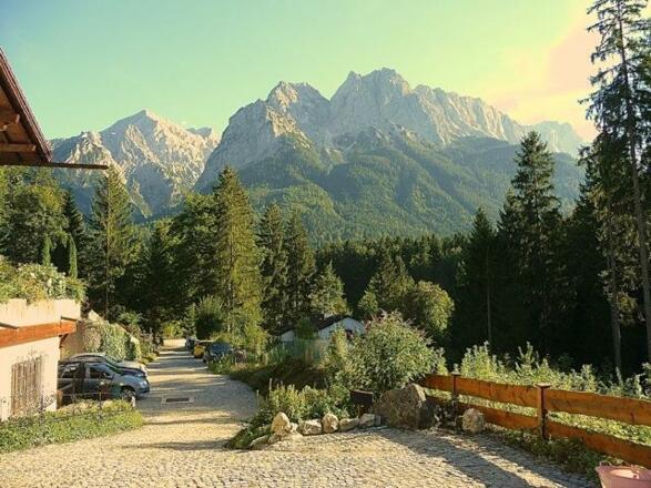 Hofeinfahrt mit Blick zum Waxenstien, Alpspitze