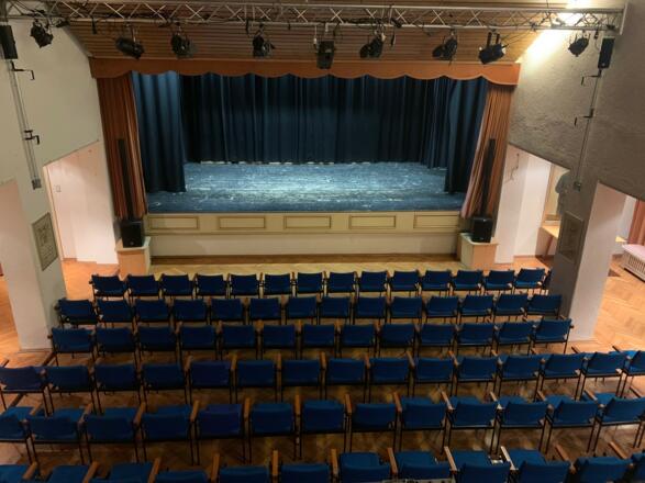 innen_buehne_vom-balkon