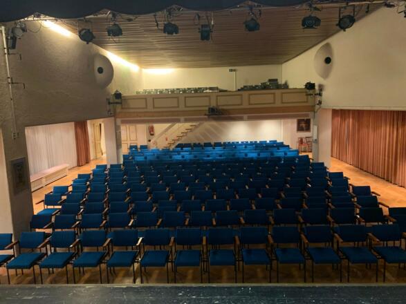 innen_zuschauerraum_von-buehne-aus