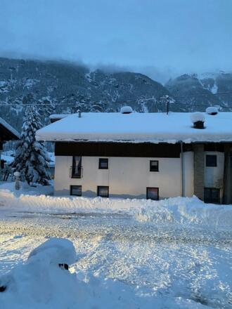 Das Haus im Schnee abends