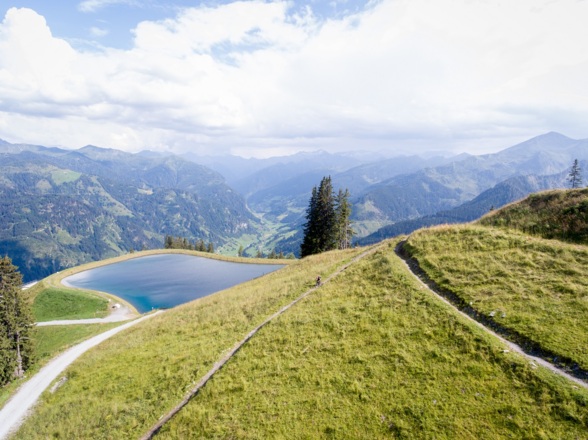 Singletrail mit Speichersee - © Christoph Breiner