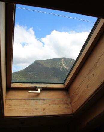 Bad-Dachfenster mit Bergblick