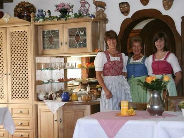 3 Generationen beim Frühstück