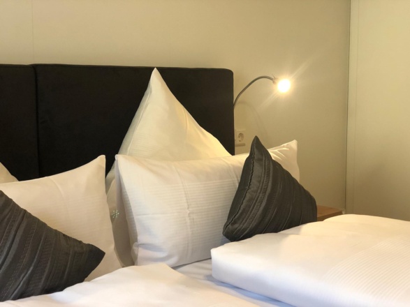 Doppelbett im Schlafzimmer