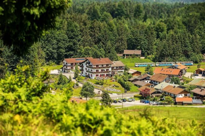 Aussenansicht-mit-Zug