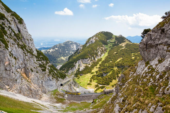Die Wendelstein-Zahnradbahn, von der Fewo Berg und Bach in Kiefersfelden nur 19 km entfernt  © Chiemsee-Alpenland Tourismus