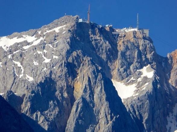 Zugspitze mit Kran für neue Seilbahn