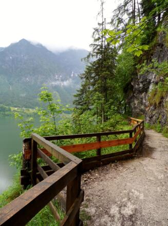 Steiler Weg entlang des Hallstättersees