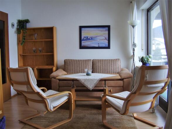 Wohnzimmer mit gemütlicher Couch (als Auszieh-Couc