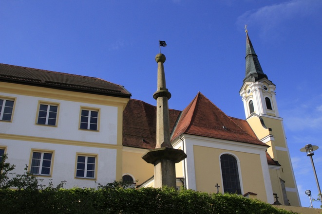 Pranger und Kirche.JPG