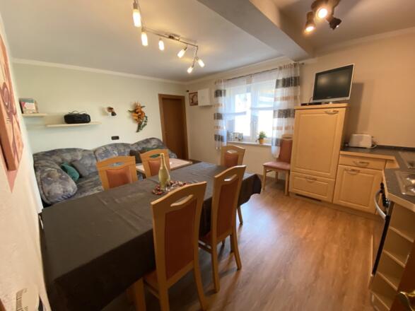 Wohnküche mit Esstisch und Couch