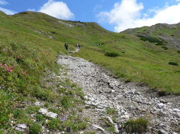 Gleichmäßig ansteigend führt der Weg hinauf zur Akarscharte