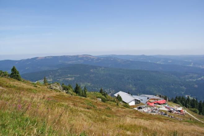 Blick zum Arberschutzhaus und Bergbahn-Bergstation