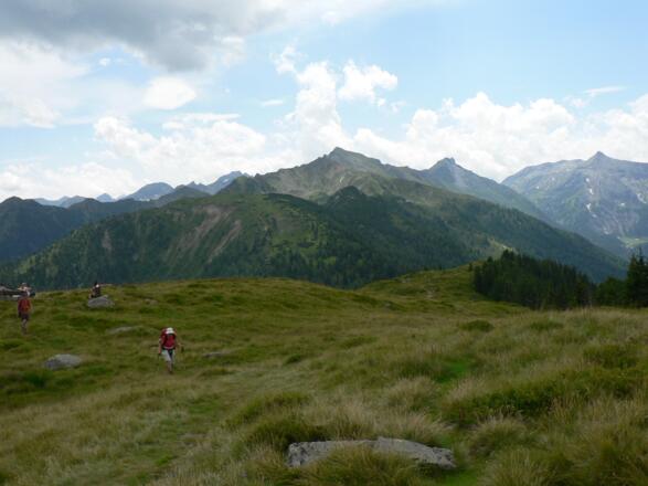 Sanftes Gehgelände führt übers Roßfeld (1919 m). In der Bildmitte, rechts haltend, lässt sich der Verlauf des Hochwurzen Höhenwegs nachvollziehen