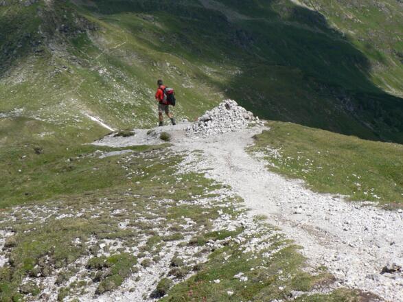 Von der Akarscharte führt der Weg 702 hinuter zum Znachsattel